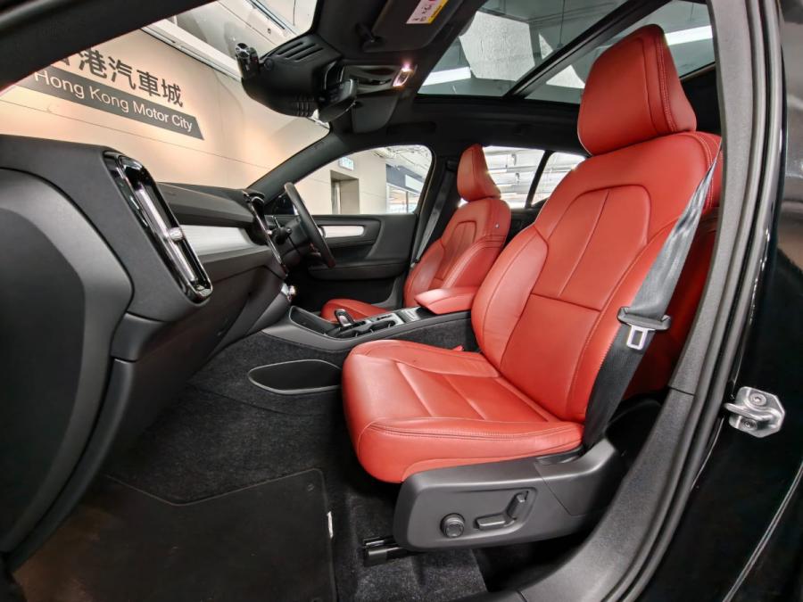 XC40 T4 MOMENTUM - Image 8